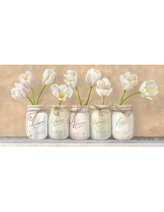 Tulipanes blancos en tarros de cristal