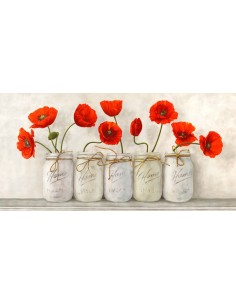 Amapolas rojas en tarros de cristal