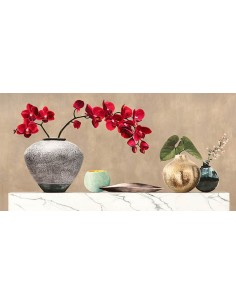 Orquídeas rojas sobre mármol blanco