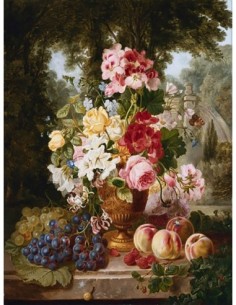 Un jarrón con flores y frutas de verano