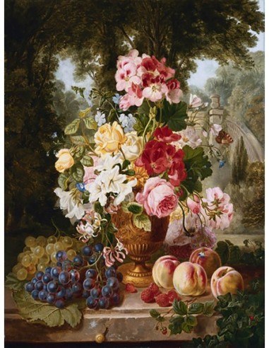 Un jarrón con flores y frutas de verano