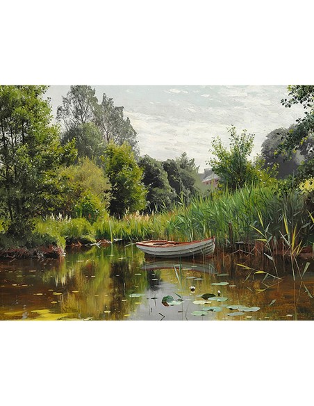 Un lago forestal con un bote de remos.