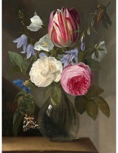 Rosas y un tulipán en un jarrón de cristal