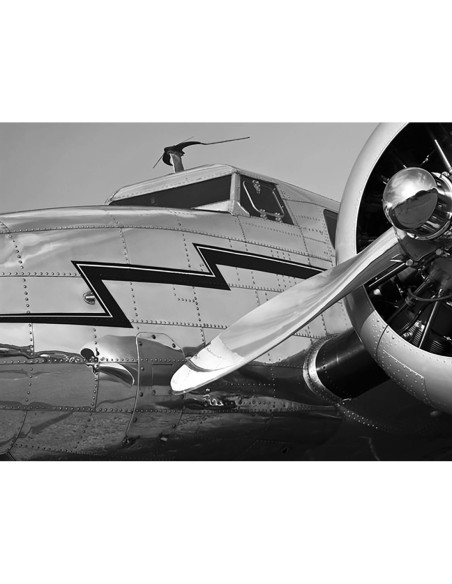 Primer plano de un avión antiguo