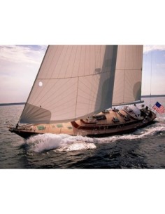 Velero inclinado hacia un lado