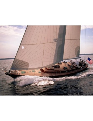 Velero inclinado hacia un lado