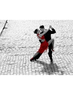 Pareja bailando tango en una calle adoquinada