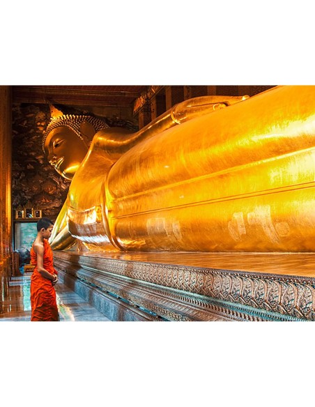 Orando al Buda reclinado, Wat Pho, Bangkok, Tailandia