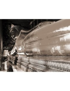 Rezando ante el Buda reclinado, Wat Pho, Bangkok, Tailandia (sepia)