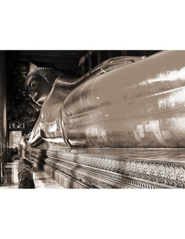 Rezando ante el Buda reclinado, Wat Pho, Bangkok, Tailandia (sepia)