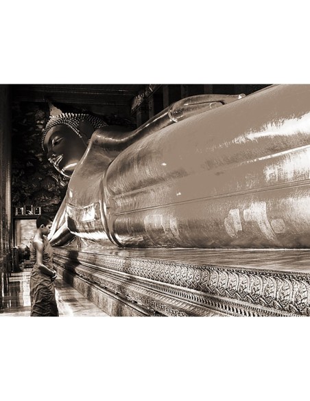 Rezando ante el Buda reclinado, Wat Pho, Bangkok, Tailandia (sepia)