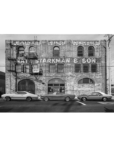 Paisaje urbano con muscle cars (blanco y negro)
