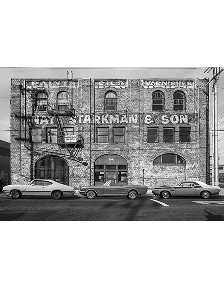 Paisaje urbano con muscle cars (blanco y negro)