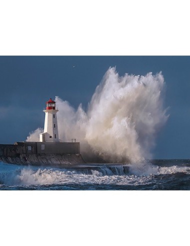 Faro en el mar embravecido