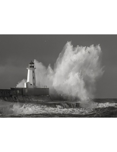 Faro en un mar embravecido (blanco y negro)