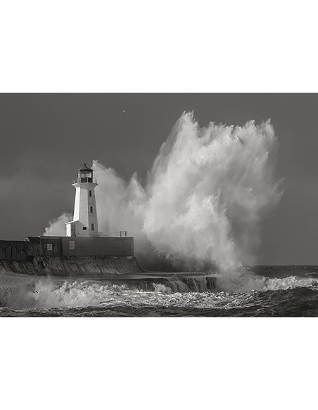 Faro en un mar embravecido (blanco y negro)