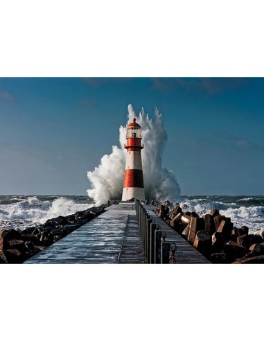 Faro en el mar Mediterráneo