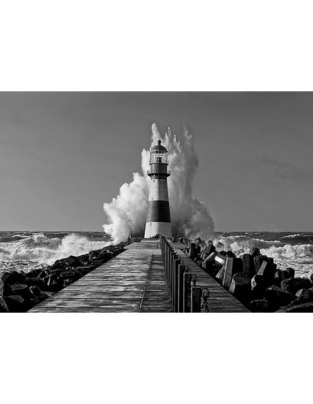 Faro en el mar Mediterráneo (BW)