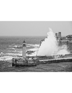 Faro en la tormenta (blanco y negro)