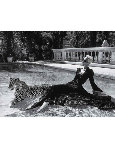 Relajándose en la piscina