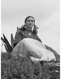 Frida Kahlo sentada en el desierto
