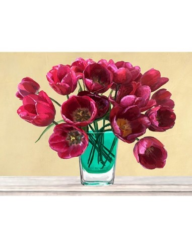 Tulipanes rojos en un jarrón de cristal