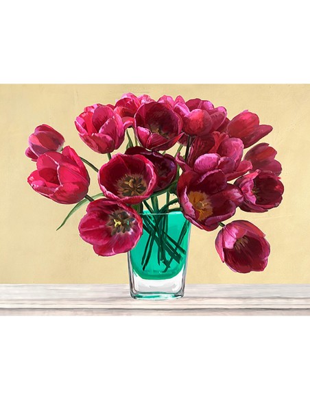 Tulipanes rojos en un jarrón de cristal