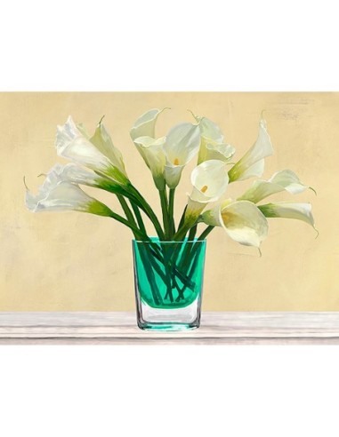 Calas blancas en un jarrón de cristal