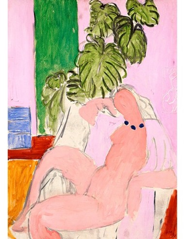 Desnudo en un sillón con una planta verde.