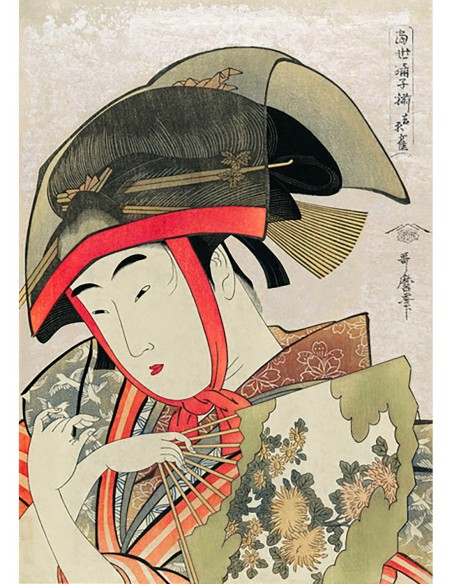 Mujer sosteniendo un abanico y llevando un sombrero transparente tradicional