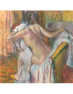 Después del baño, la mujer se seca