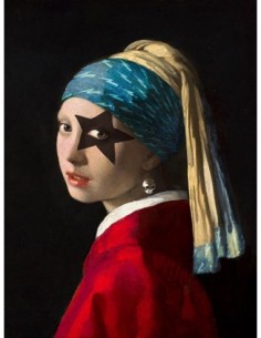 Chica con pendiente de calavera