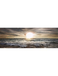 El sol brilla sobre las olas rocosas