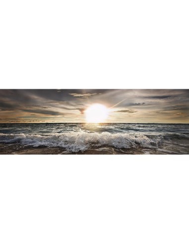 El sol brilla sobre las olas rocosas