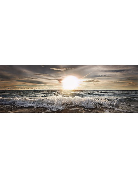 El sol brilla sobre las olas rocosas